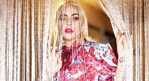 Lady Gaga vuelve a estar comprometida cuando vuelve a los escenarios