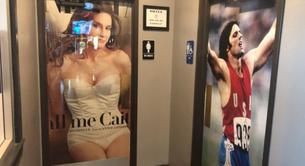 El baño de un restaurante muestra a Caitlyn Jenner y Bruce Jenner para separar los sexos