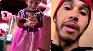 El piloto Lewis Hamilton grita a su sobrino por llevar un vestido de princesa