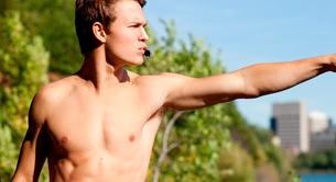Ansel Elgort desnudo en su calendario benéfico