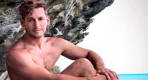 Max Emerson desnudo en la playa
