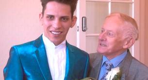 El joven modelo que se casó con un cura le abandona y vende el anillo de boda