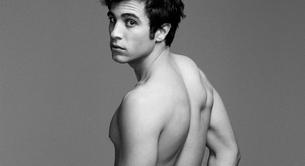 El actor Pol Monen desnudo en Harper's Bazaar