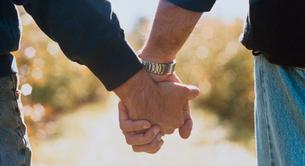 Detienen a 3 turistas homófobos por acosar a una pareja gay en un avión