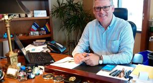 Amenazan a un alcalde con sacarle del armario y su respuesta es brutal