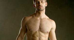 El modelo Derek Yates desnudo y erecto