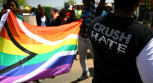 El vídeo de la humillación de la policía a una pareja gay en Sudáfrica