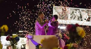 Una boda gay en Australia usa carteles homófobos como confetti