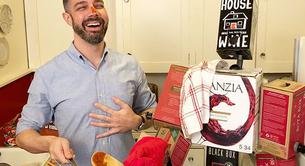 Un soltero gay se fabrica un novio con cajas de vino