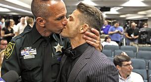 Expulsan a un policía en Estados Unidos por ser gay y otros policías se manifiestan por él