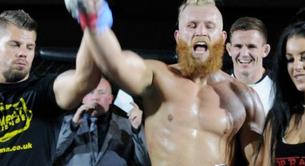 Pillado el luchador Tom Crosby desnudo
