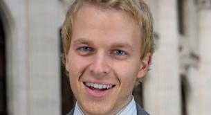 Ronan Farrow sale del armario - el hijo de Mia Farrow que destapó a Harvey Weinstein