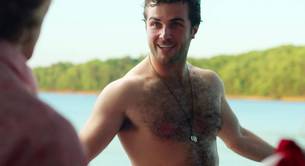 Beau Mirchoff desnudo, el actor canadiense de pecho peludo
