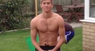 Jordan Nuttell desnudo, futbolista de moda