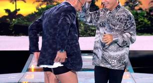 Jorge Javier Vázquez desnudo con el Maestro Joao leyéndole el culo