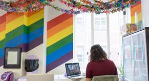 El 55% de los americanos acepta tener un compañero de trabajo LGBT