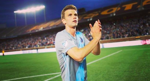 El futbolista Collin Martin sale al campo después de salir del armario