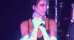 Dua Lipa llora en China porque echan a los fans gays de su concierto