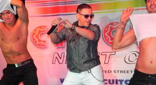 ¿Elvis Crespo desnudo en un bar gay?