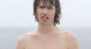 El militar y cantante James Blunt desnudo