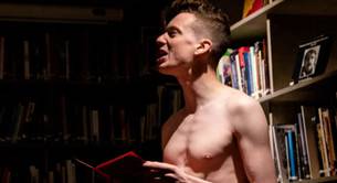 Homofobia en Facebook: eliminan la página de "chicos desnudos leyendo"