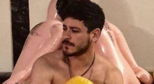 Cepeda desnudo para parodiar el videoclip de Ricky Merino