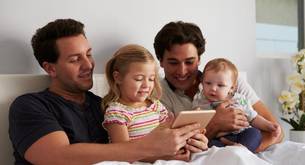 ¿Quieres una ayuda económica para ser padre gay por subrogación?