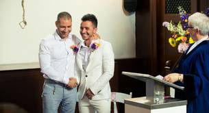 3 parejas gays que viven en países homófobos se casan en Ámsterdam