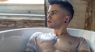 El modelo polaco Adam Jakubowski desnudo divirtiéndose