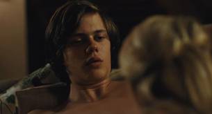 Bill Skarsgård desnudo integral en una película muy explícita