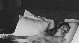 Brooklyn Beckham desnudo para mostrar un enorme tatuaje nuevo