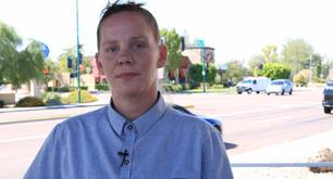 Dijo a una lesbiana que se vistiera "según su género" para ascender