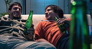 "El padre de mi amigo me pilló teniendo sexo gay con su hijo"