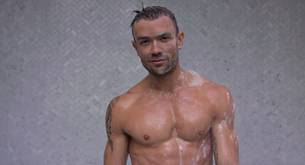 El actor Emrhys Cooper desnudo en televisión