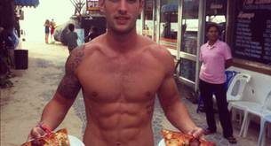 Phil Duncan desnudo, el chulazo que viaja por el mundo para comer pizza