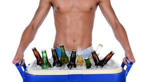 Estudiantes beben "cerveza de penes" como novatada