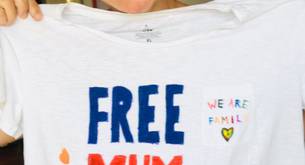 Madres dan abrazos gratis a la gente en el Orgullo