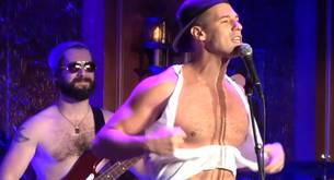 Constantine Rousouli desnudo en el escenario