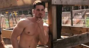 Nick Sandell desnudo camina por las calles
