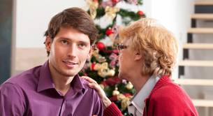 "Mis padres siguen invitando a casa a mi exnovio gay que me dejó"