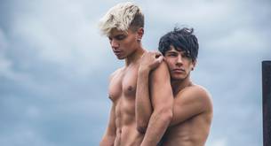 Los modelos Adam y Enrico desnudos en una sesión de fotos homoerótica