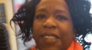 Mujer pega a pareja gay y les echa café caliente en el metro