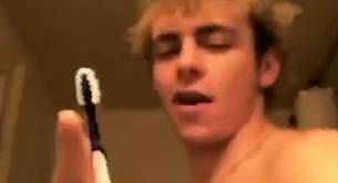 Ross Lynch desnudo y sexy hasta cepillándose los dientes