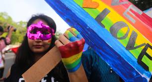 Una lesbiana retenida por su marido gana el derecho a vivir con su pareja