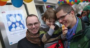 A los niños de parejas gays les va mejor en la escuela, dice un estudio