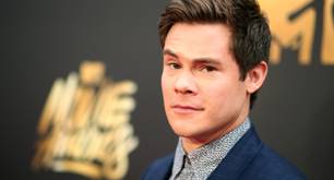 Adam Devine quiere personajes gays cuya sexualidad no sea el tema principal