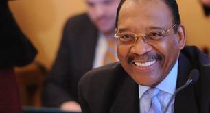 Concejal  "culpa a la agenda gay" de frustrar acuerdo con Amazon