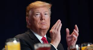 Donald Trump aplaude a Karen Pence por trabajar en una escuela homófoba