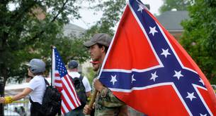 Por qué Facebook permite los grupos de odio homófobos y racistas