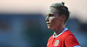 La futbolista lesbiana Jessica Fishlock dice que la escuela fue un "infierno"